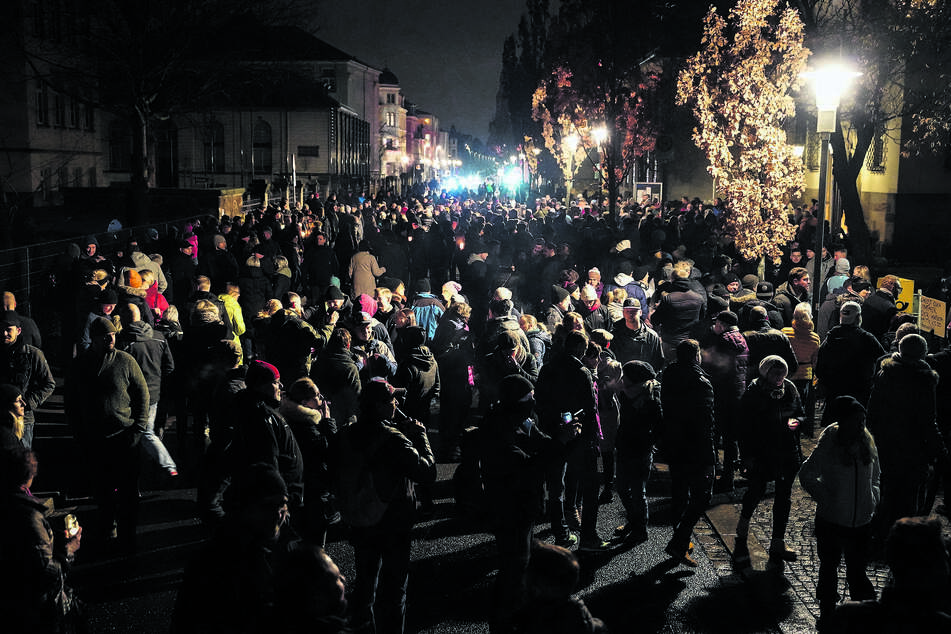 Mehr als tausend Demonstranten standen in Radebeul zehn Gegendemonstranten gegenüber.