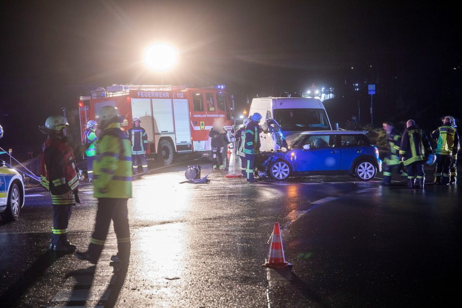 Auf der B95 bei Annaberg-Buchholz kam es am Donnerstagabend zu einem Kreuzungs-Crash: Drei Fahrzeuge sollen daran beteiligt gewesen sein.