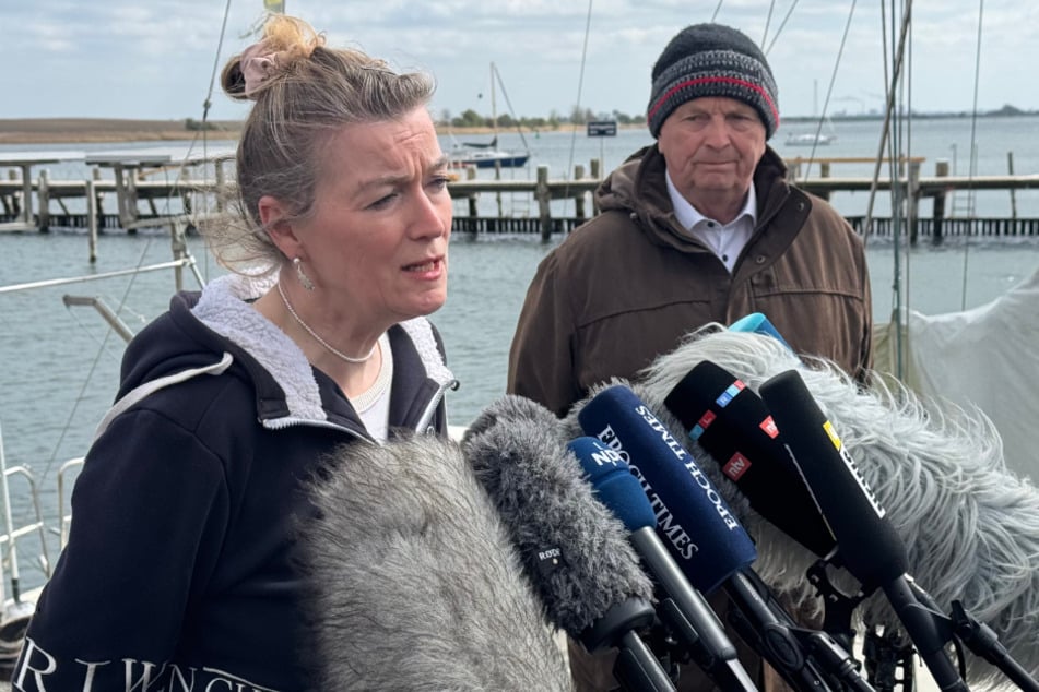 Tierärztin Dr. Kirstin Tönnies lobte in ihrem Statement die Zusammenarbeit mit dem Ministerium. Sie prophezeite, dass der Rettungsversuch nicht vor Dienstag starten dürfte.