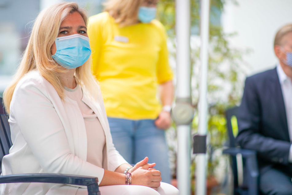 Mit Mund- und Nasenschutz sitzt Melanie Huml (44, CSU), Gesundheits- und Pflegeministerin aus Bayern, während eines Besuchs im Pflegeheim.