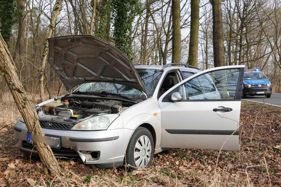 Der 27-jährige verlor aus bisher ungeklärter Ursache die Kontrolle über sein Fahrzeug.