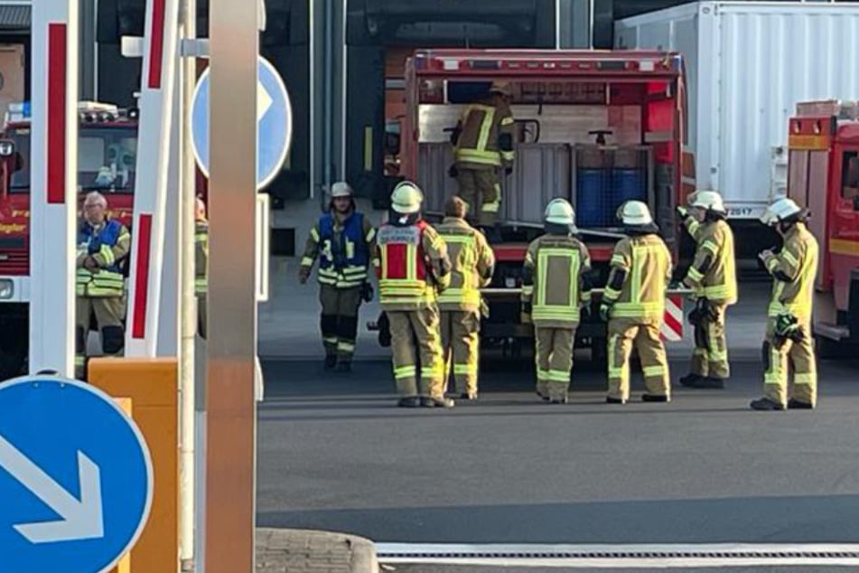 Schwefelsäure in Speditionsbetrieb ausgetreten: Feuerwehr-Großeinsatz und neun Verletzte