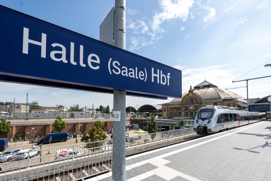Erst am Abend konnten die Passagiere zurück zum Bahnhof gebracht werden. Für sie sicher ein gebrauchter Tag. (Archivbild)