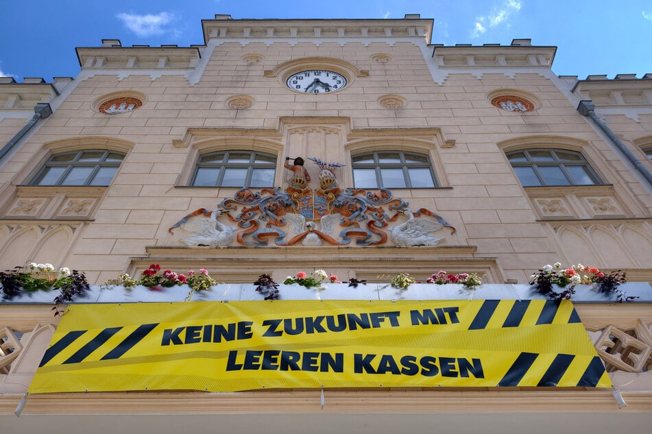 Klare Botschaft am Zwickauer Rathaus: Mit leeren Kassen wird die Zukunft der Kommunen immer enger.