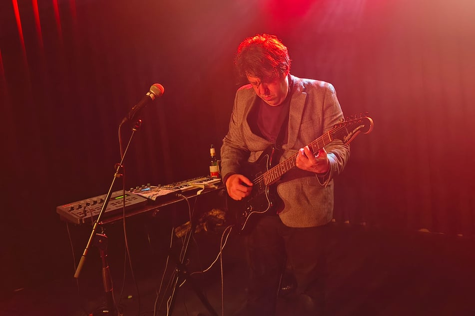 Bei manchen Songs wie "Rat in Bin" oder "I'm About to Fall Over in Asda" greift Brown zur Gitarre.