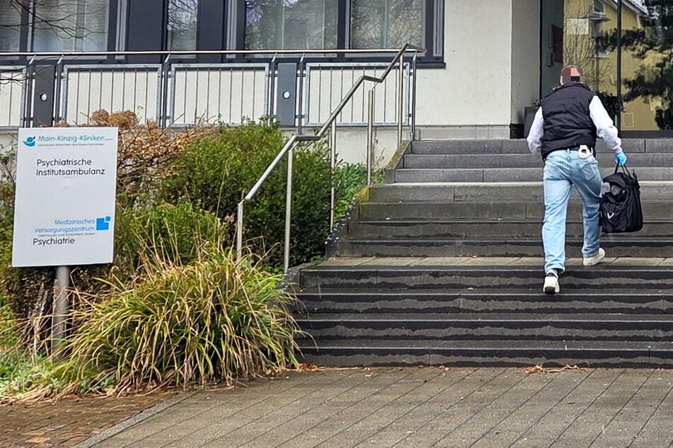 Nach Messerattacke: Ein Polizeibeamter ermittelt vor der Psychiatrie der Main-Kinzig-Kliniken im südosthessischen Schlüchtern.