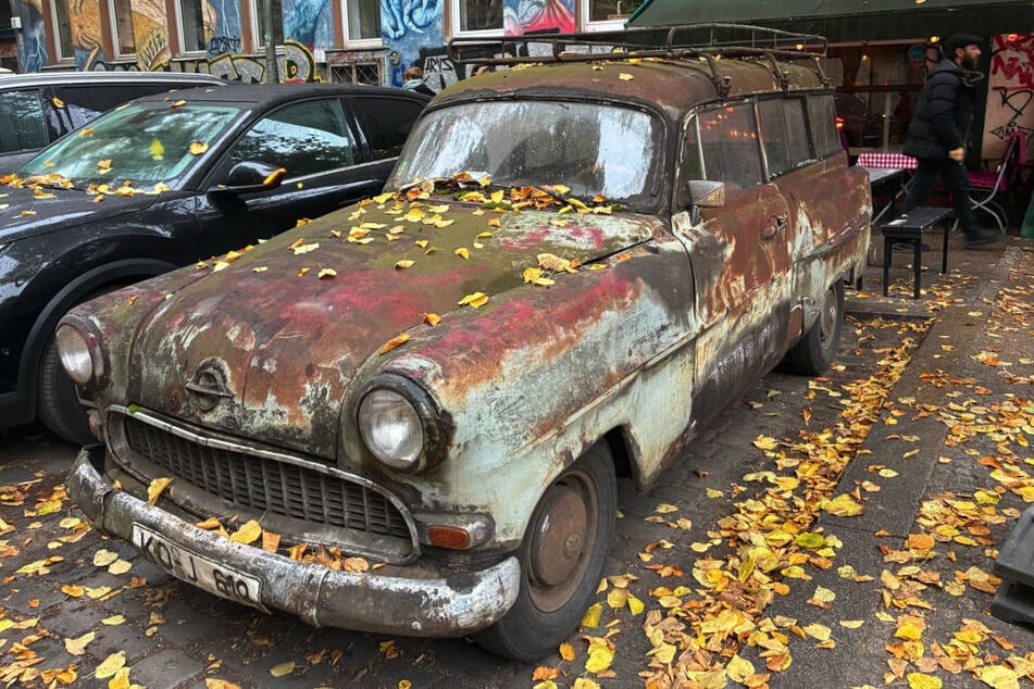 Der Oldtimer soll seit fast 50 Jahren keinen Lappen mehr gesehen haben.