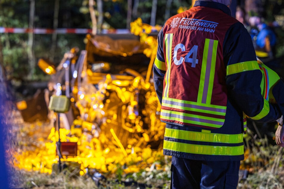 Feuerwehr und Rettungsdienst waren mit einem Großaufgebot im Einsatz, ein Mann hat den Kampf um sein Leben verloren.