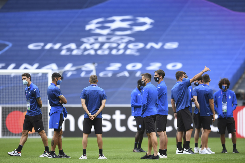 Die Spieler von Atalanta Bergamo stehen bei einem Mannschaftsspaziergang auf dem Spielfeld.