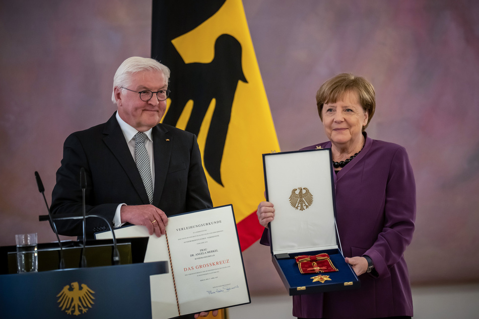 Für ihre Amtszeit als Bundeskanzlerin wurde Angela Merkel (68, r.) von Bundespräsident Frank-Walter Steinmeier (67, l.) mit dem Bundesverdienstkreuz ausgezeichnet.