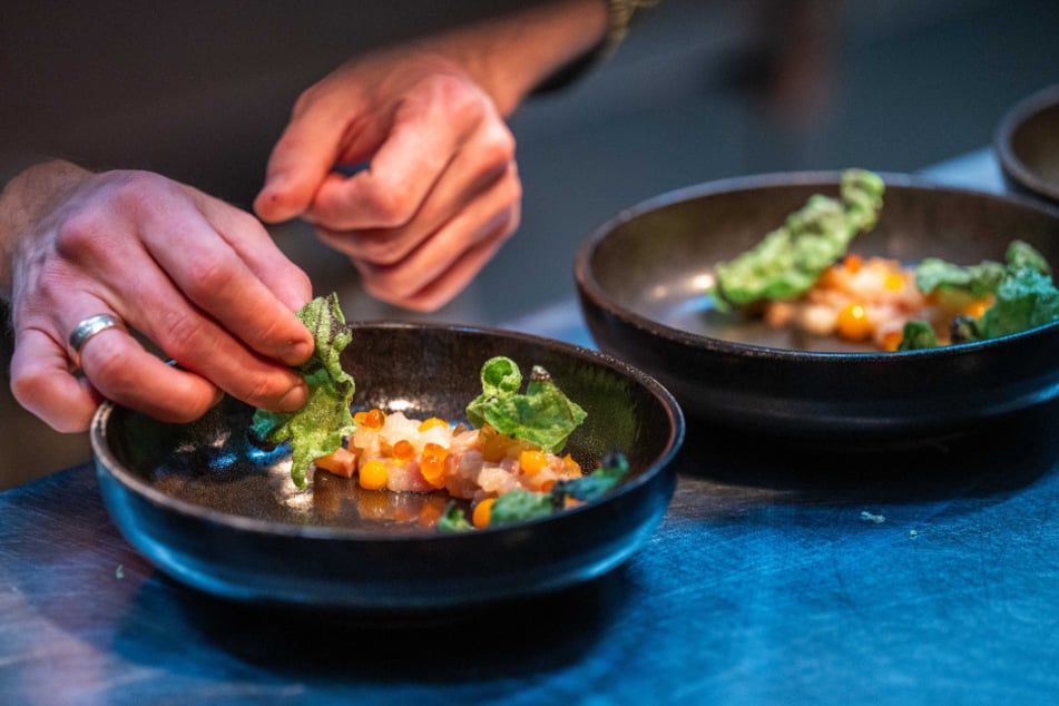 Die Gänge richtet der Küchenchef mit viel Hingabe an.