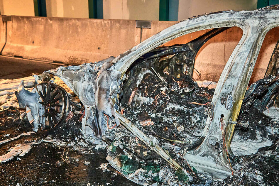 Am Freitagabend find ein BMW auf der A17 plötzlich Feuer.