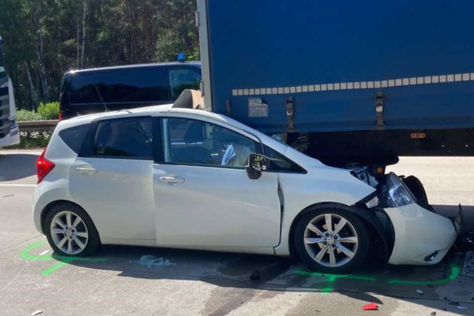 Fahrer kracht ungebremst in Lkw: Mehrere Personen schwer verletzt