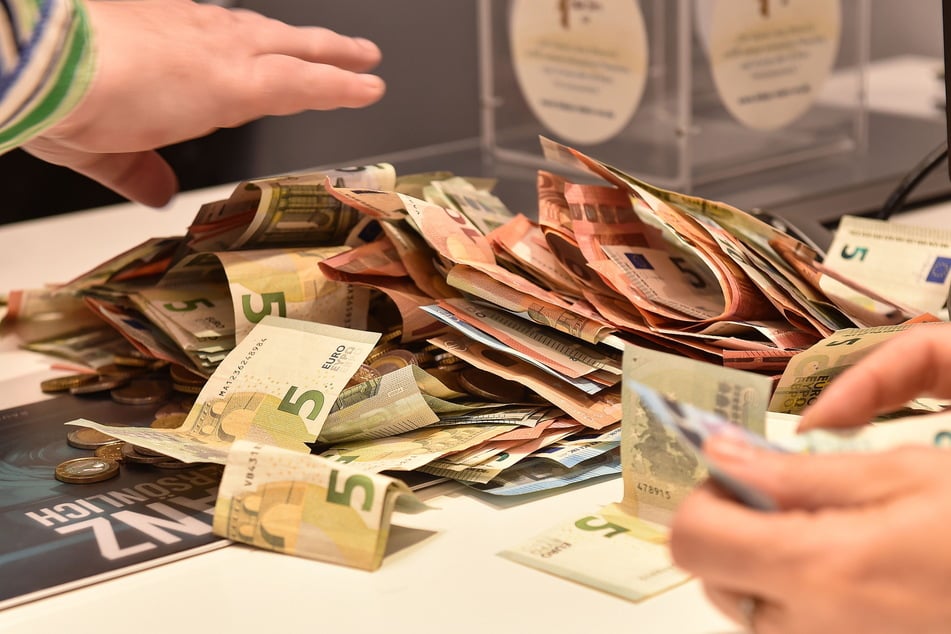 Die Fünf-Euro-Scheine rascheln in der Spendenbox, viele Fans und Kunden werfen sogar größere Beträge ein.