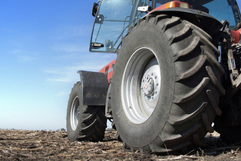 Wie genau es zu dem tödlichen Unfall des Traktor-Fahrers kommen konnte, ist noch unklar. (Symbolbild)