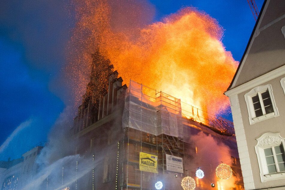 Am 25. November 2016 brannte das 600 Jahre alte Straubinger Rathaus mitten im Stadtzentrum. Als Ursache vermutet man einen möglichen Funkenflug bei Bauarbeiten. (Archiv)