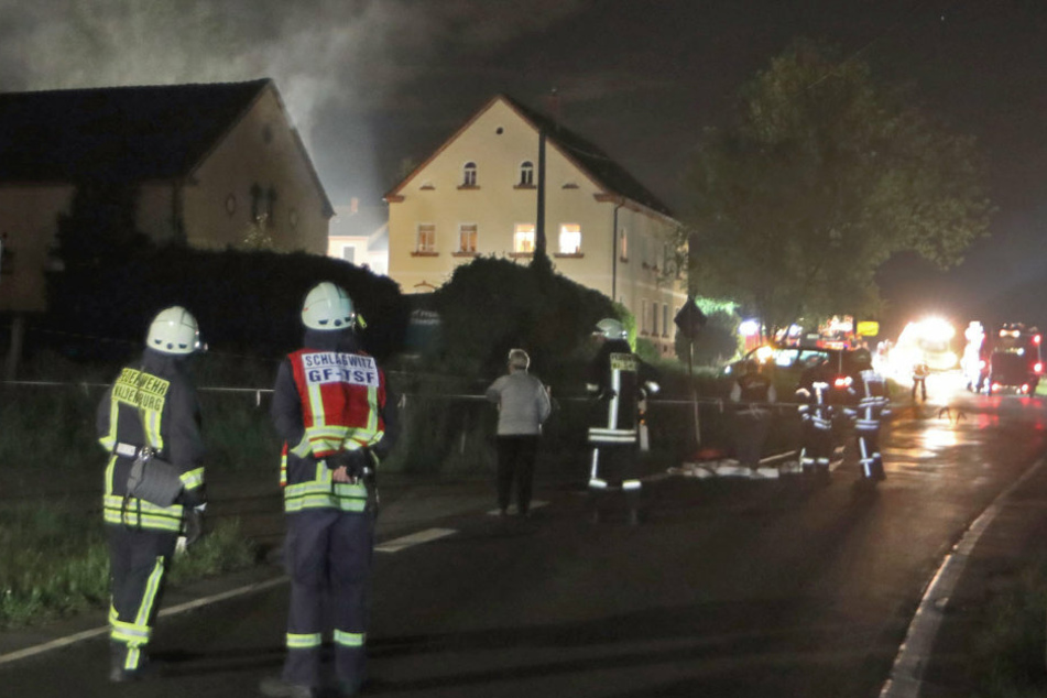Feuer in Scheune mit Zuchtpferden: Radlader geht in Flammen auf
