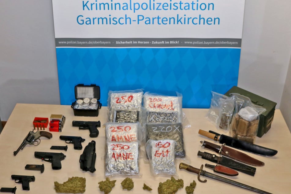 Razzia in Bayern: Rauschgiftfahnder finden über fünf Kilo Cannabis und Waffen in Wohnung