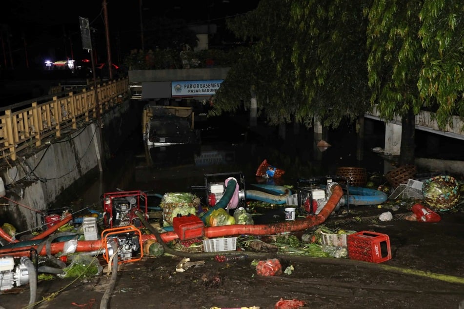 Las masas de agua son bombeadas desde el mercado Badung en Denpasar.