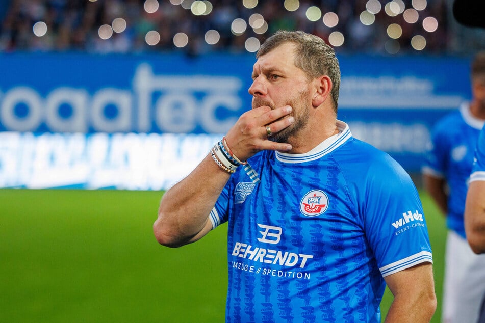 Steffen Baumgart (54) streifte sich vor einem Jahr beim Benefizspiel für die Flutlichtmasten das Hansa-Trikot über.
