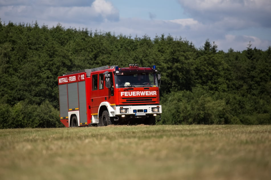 Die Feuerwehr rückte zur Unfallstelle aus und richtete das verunglückte Flugzeug wieder auf. (Symbolbild)