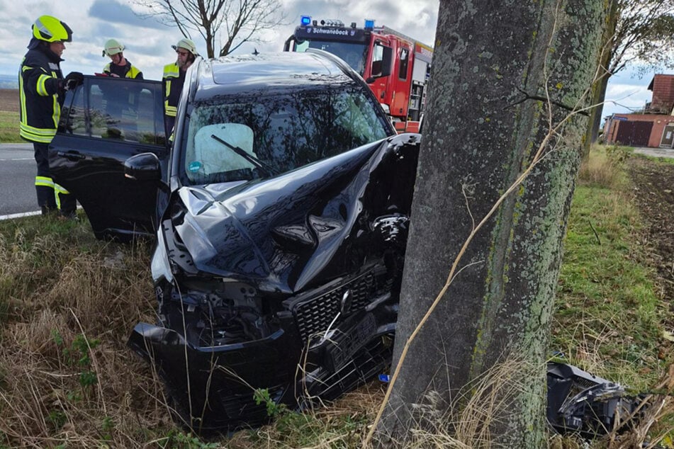 In Schwanebeck krachte am Montag ein Volvo gegen einen Baum.