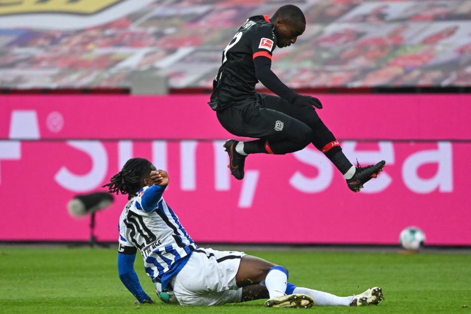 Dedryck Boyata (l.) kommt vor Leverkusens Moussa Diaby an den Ball.