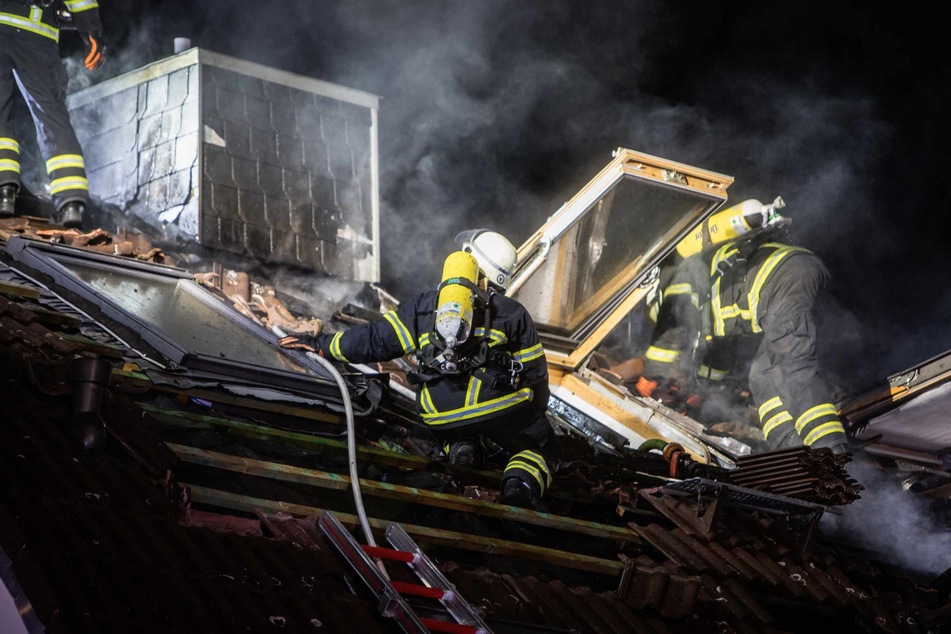 Die Einsatzkräfte deckten das Dach ab, um an die Glutnester zu gelangen.