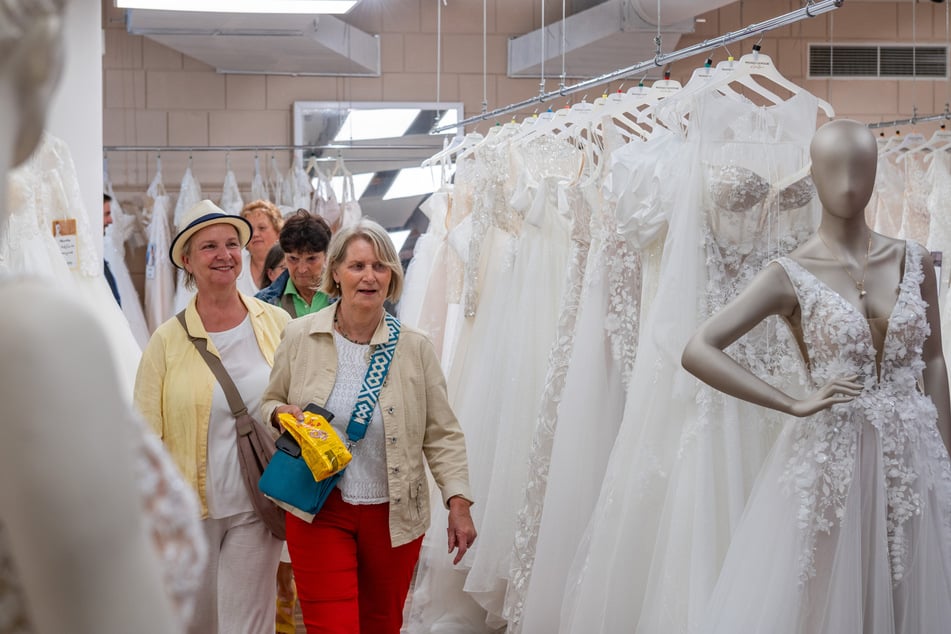Im Gänsemarsch geht es durch die Endlosreihen der Brautkleider.