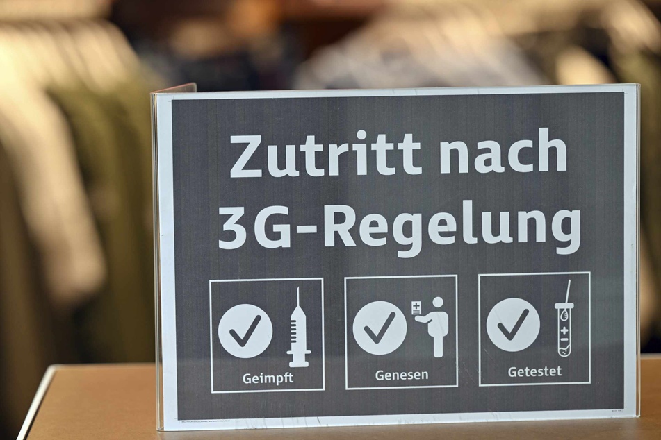 Ein Schild weist auf die 3G-Regeln hin.