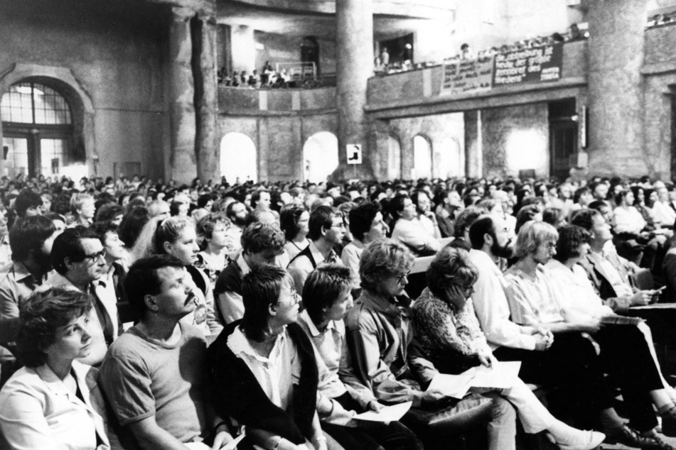 17. Oktober 1989: Die Gruppe der 20 informierte die Dresdner in der Kreuzkirche. Am Tag vorher hatte das zweite Rathausgespräch der Gruppe stattgefunden.
