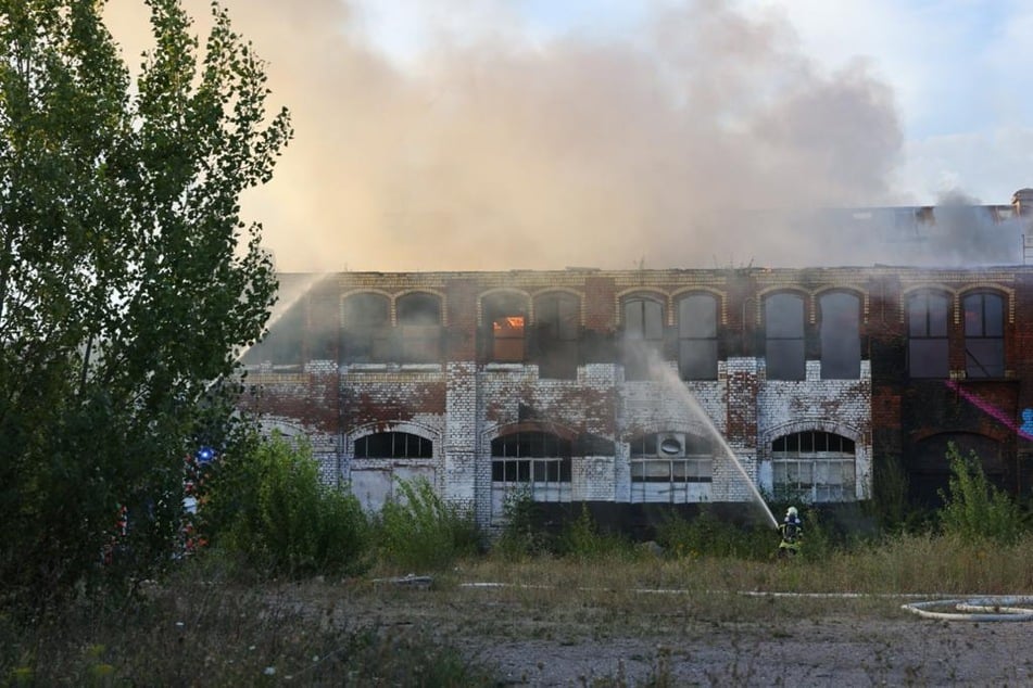 Im Inneren der Fabrik loderten die Flammen.