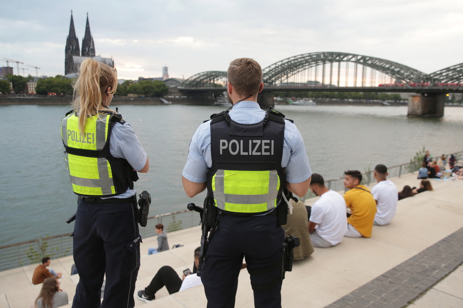 Die Polizei will in NRW besonders intensiv gegen Verstöße gegen die Corona-Maßnahmen vorgehen. (Symbolbild)