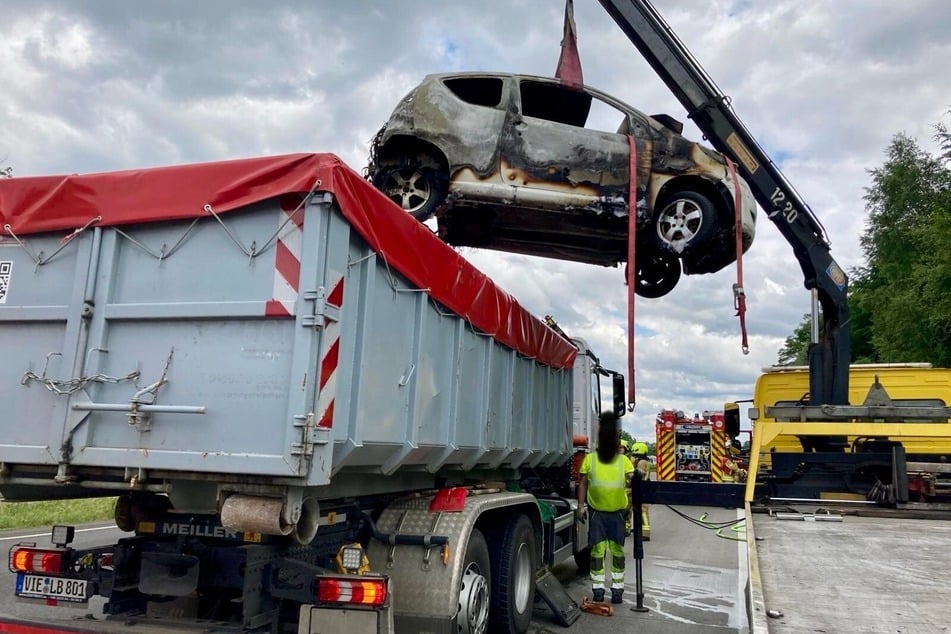 Unfall A3: Feuer während der Fahrt: E-Auto brennt auf A3 aus - Fahrer schwer verletzt