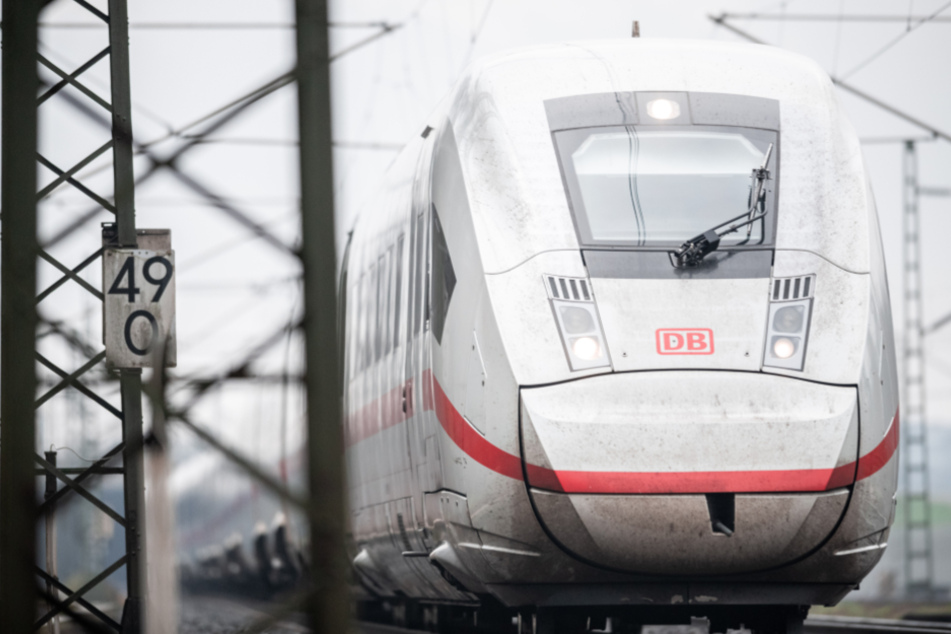 Der ICE musste per Notbremsung gestoppt werden. (Symbolbild)