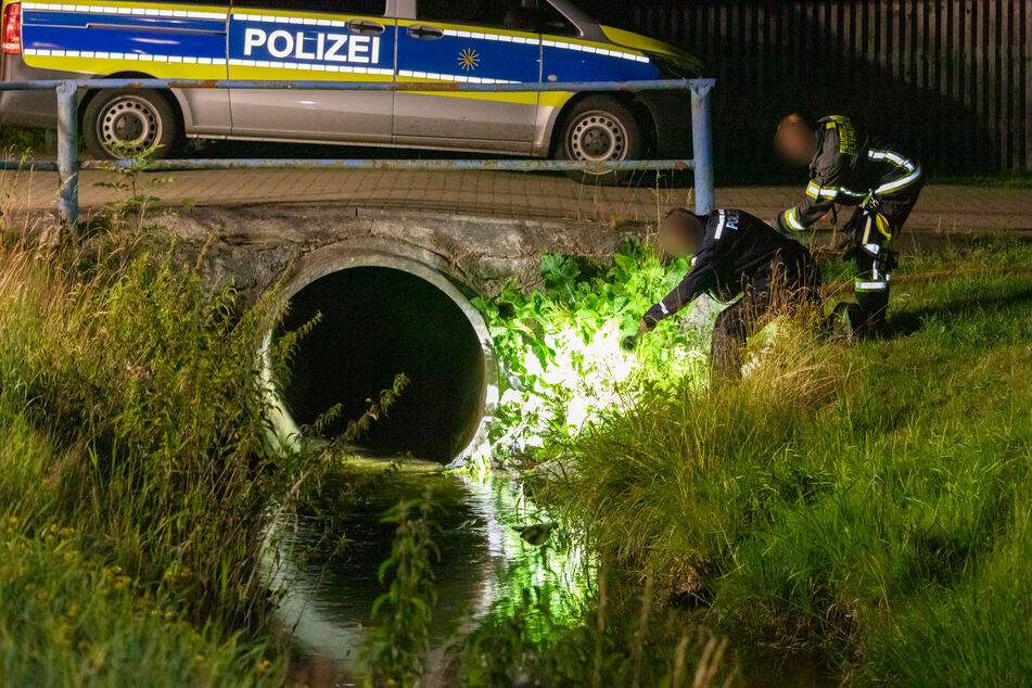 Auch ein nahegelegener Bach wurde abgesucht, der Junge blieb jedoch zunächst vermisst.