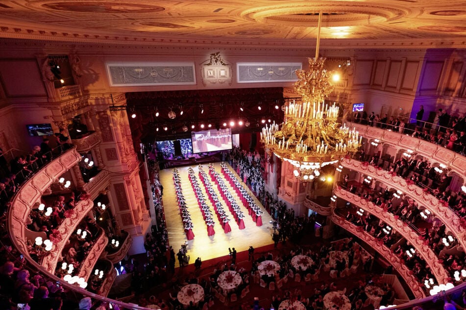 Am 5. Februar verwandelt sich die Semperoper in einen rauschenden Ballsaal. Die Zahl der Tickets wurde auf 2070 erhöht - knapp 400 sind noch zu haben.
