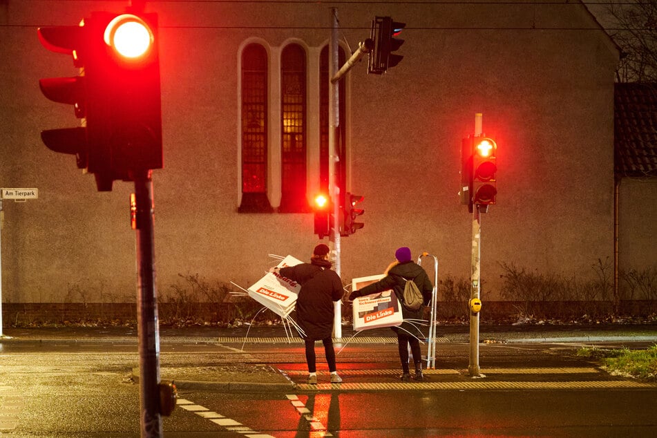 Zahlreiche Freiwillige schwärmten in der Nacht aus, um die besten Standorte für ihre Plakate zu ergattern.