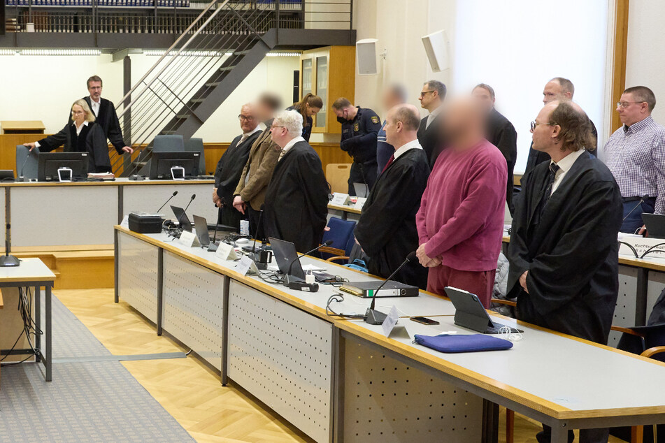 Den vier Männern und einer Frau wird vorgeworfen, eine terroristische Vereinigung gegründet zu haben, um einen Umsturz in Deutschland herbeizuführen.
