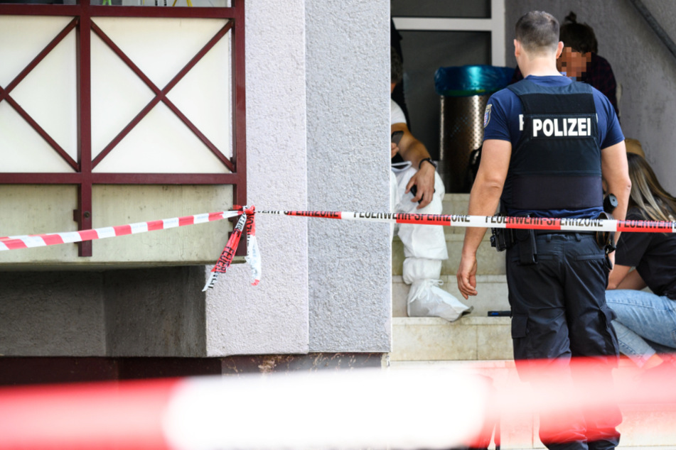 Einsatzkräfte der Polizei stehen in der Nähe des Tatorts in Frankfurt-Sachsenhausen.