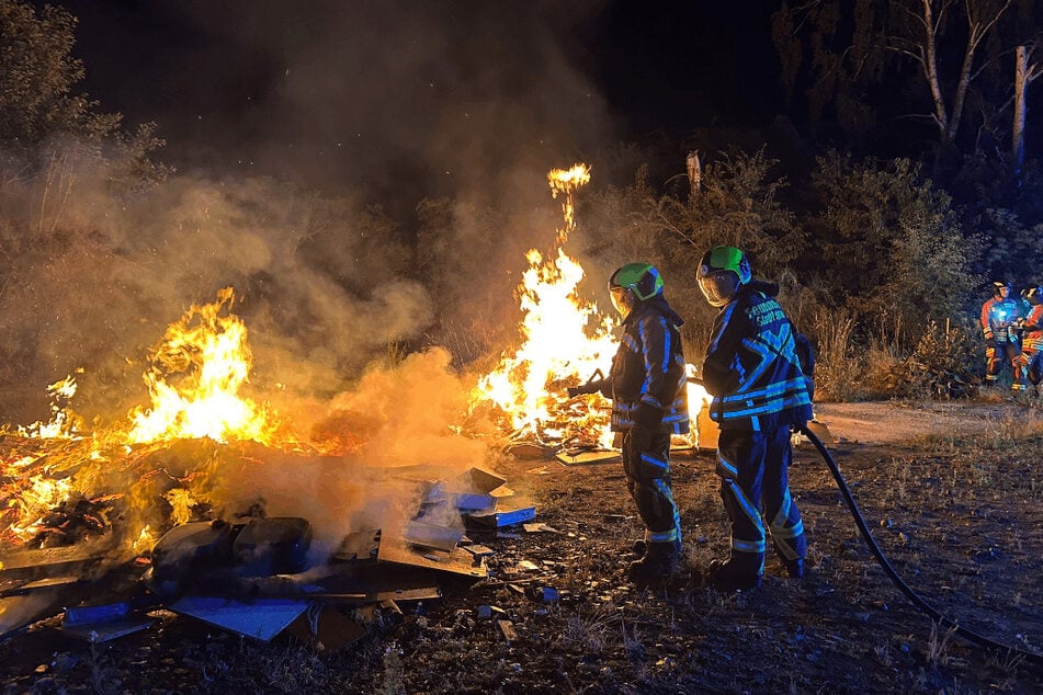 Die Feuerwehrleute stießen auf zwei brennende Müllhaufen.
