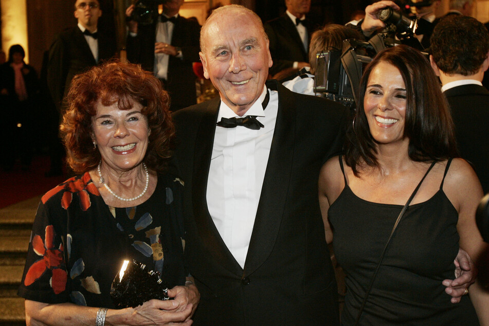 Horst Eckel (†89, M.) mit seiner Frau Hannelore (85, l.) und seiner Tochter Dagmar (53) während des 26. Sportpresseballs im November 2007. (Archivfoto)