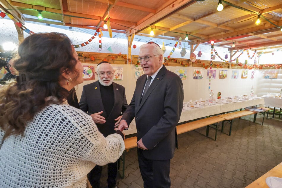Frank-Walter Steinmeier (69, r.) traf sich angesichts des Jahrestages des Überfalls der Hamas auf Israel mit Vertretern der Leipziger Jüdischen Gemeinde zum Gespräch.