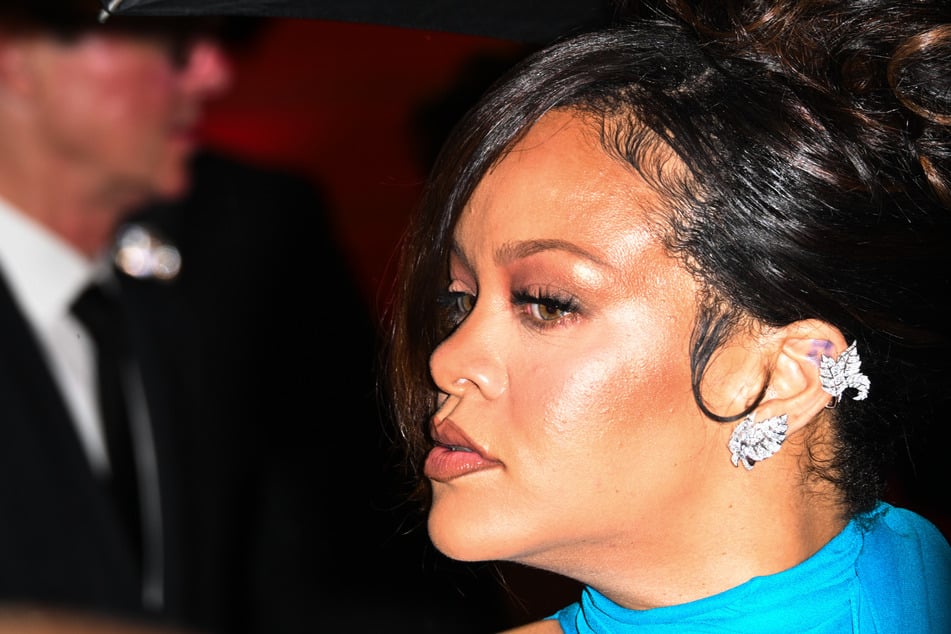 Po strzałach na jej posiadłość: Rihanna pojawia się z dużą ochroną.