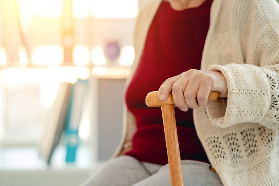 Un chico enamorado recibe una indemnización por su romance con una abuelita rica