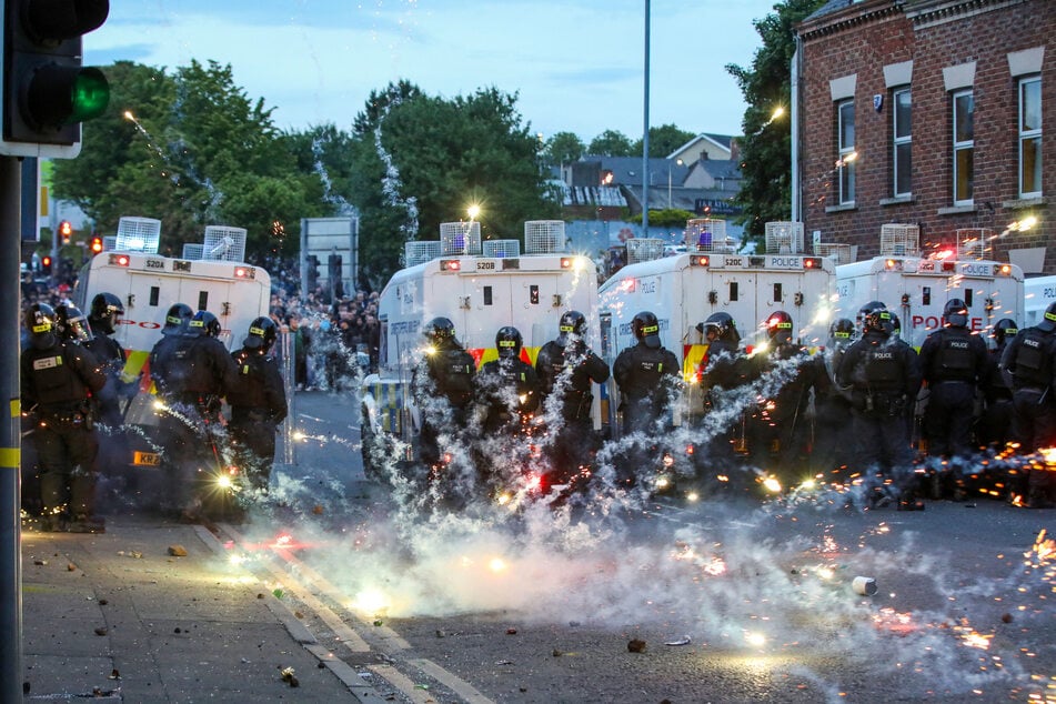 Obwohl die nordirische Regierung zur Ruhe aufgerufen hatte, wurde die Polizei am Mittwochabend in der Stadt Ballymena mit Molotowcocktails und anderen Wurfgeschossen beworfen.