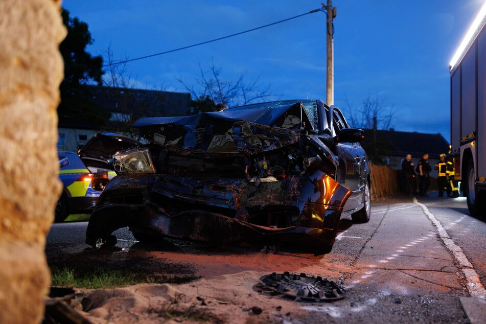 Der Skoda wurde bei dem Unfall stark zerstört.