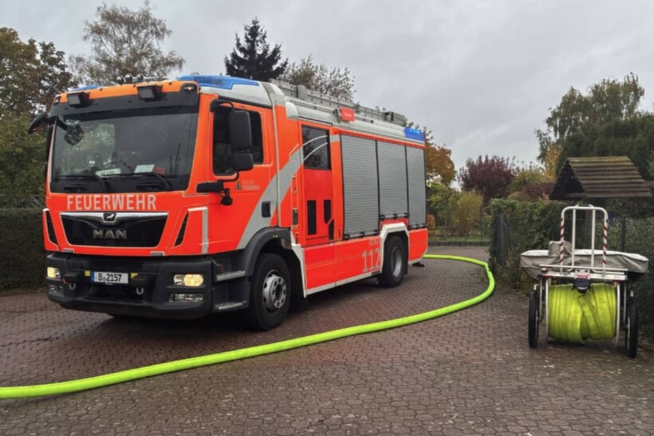 Die Berliner Feuerwehr ist am Samstag zu einem Brand in einer Gartenkolonie in Britz gerufen worden.