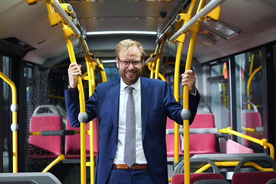 Verkehrssenator Anjes Tjarks (43, Grüne) freut sich über viele Busse ohne CO2-Emissionen.