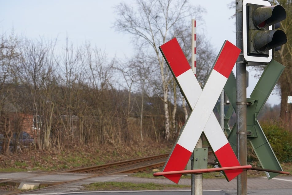 Der Autofahrer fuhr das Andreaskreuz einfach um. (Symbolfoto)